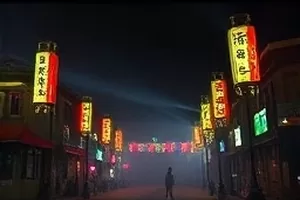 《折纸时代》课桌上摊开的彩纸手工